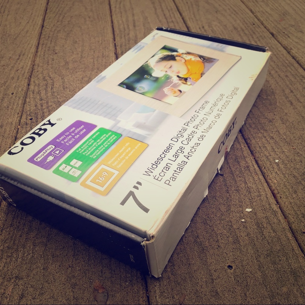 7” Coby Digital Photo Frame - Picture 1 of 7